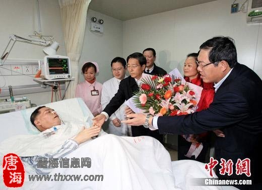 3月27日下午，广西壮族自治区党委书记、自治区人大常委会主任郭声琨到医院看望慰问覃俊。 谭凯兴 摄 