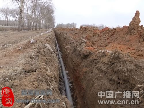 地被刨开铺管子（图片来源：中国广播网）